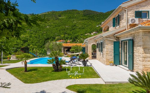 Villa Stonegate Estate image 3 of 6