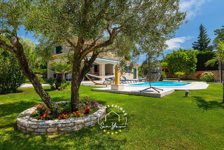 Villa Stonegate Estate image 19 of 99