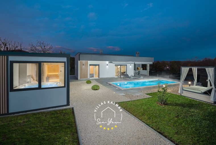 Vista serale di Villa Romantica, una lussuosa villa per vacanze a Labin-Rabac