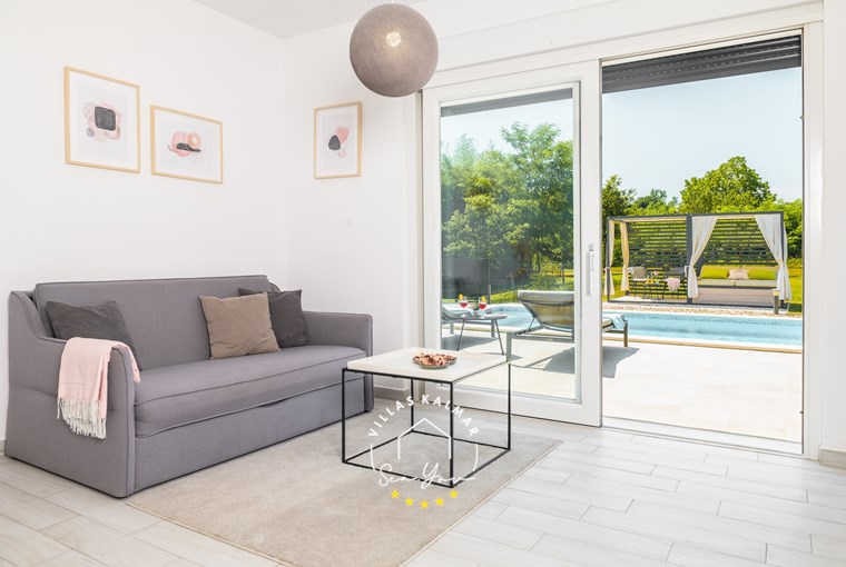 Soggiorno accogliente con accesso diretto alla piscina nella nostra villa di lusso a Labin-Rabac