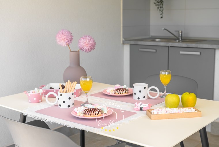 Colazione e caffè a bordo piscina in Villa Romantica