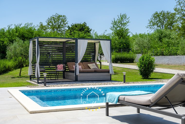 Giardino privato con piscina e area lounge esterna nella nostra villa di lusso a Labin-Rabac