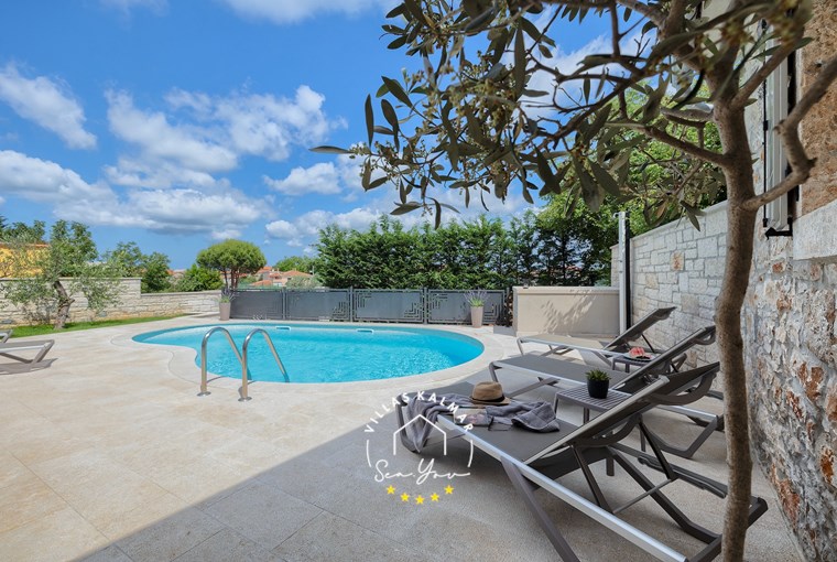 Private swimming pool with sun loungers and terrace – Villa Onelia family villa in Istria
