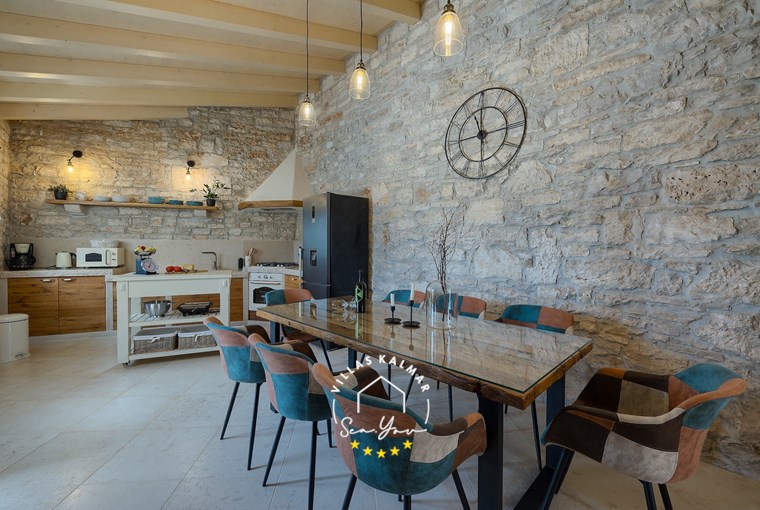 Open-plan kitchen and dining area with rustic charm – Villa Onelia in Istria