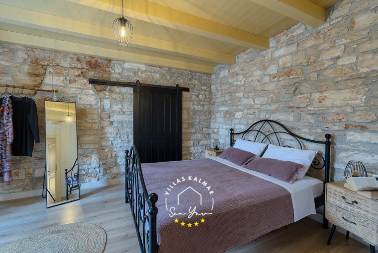 Comfortable double bedroom with warm décor – Villa Onelia holiday villa