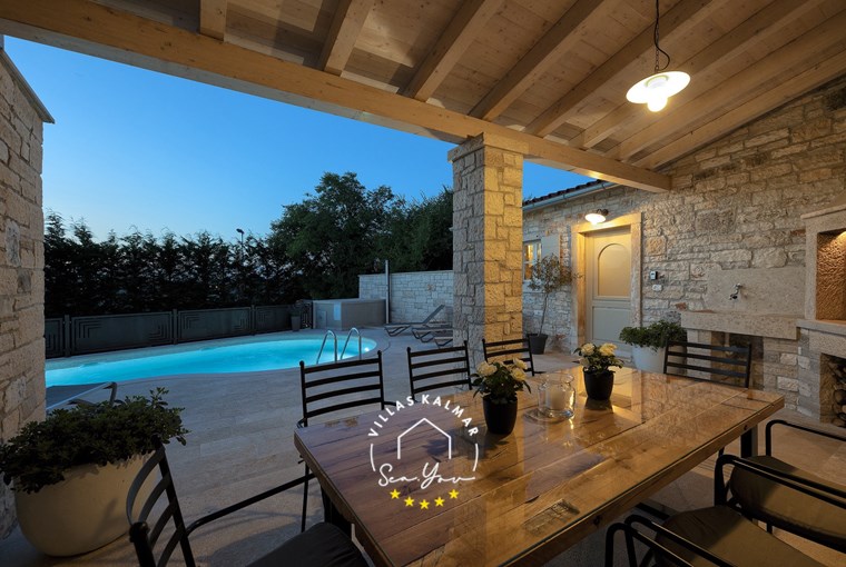 Covered summer kitchen with BBQ and outdoor dining area – Villa Onelia Vodnjan