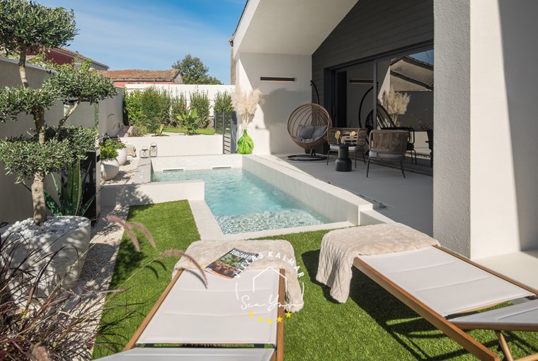 Terrace with hydromassage pool and sun loungers at Villa Amoreta in Istria