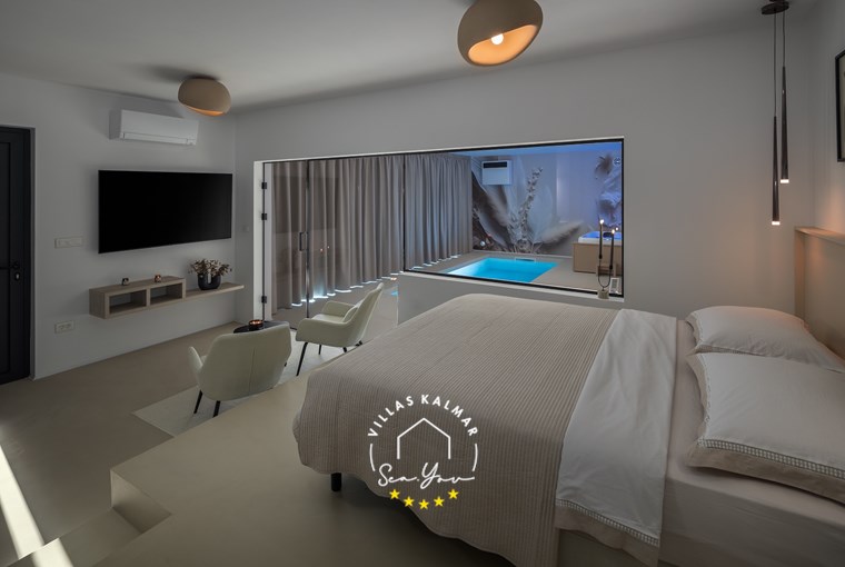 Open-space bedroom and spa zone with elegant glass partition in our luxury villa in Labin
