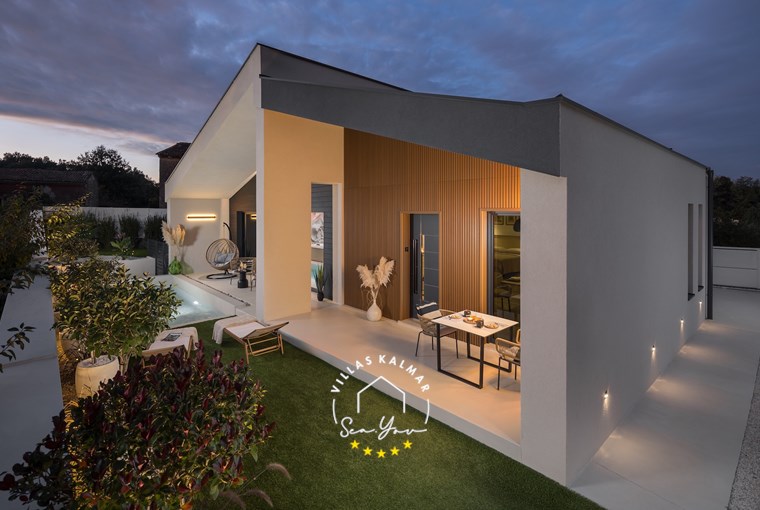 Villa Amoreta – peaceful garden with rosemary, immortelle and olive trees