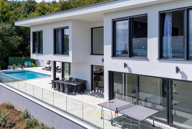 Outdoor area with table tennis, dining area nd private pool in Villa Gabi