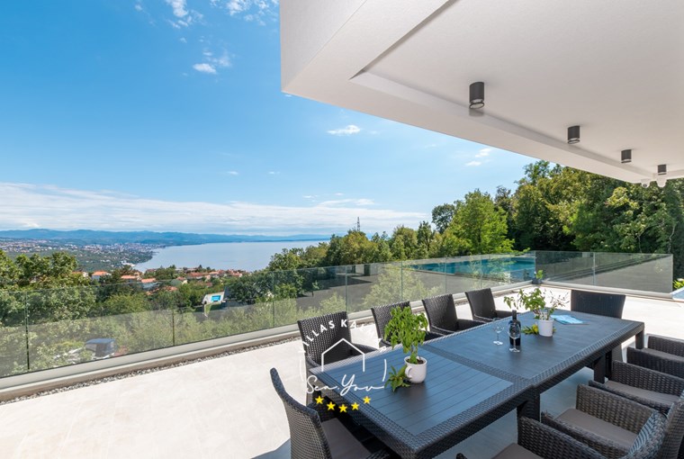 Covered outdoor dining area overlooking the Kvarner Bay - Villa Gabi
