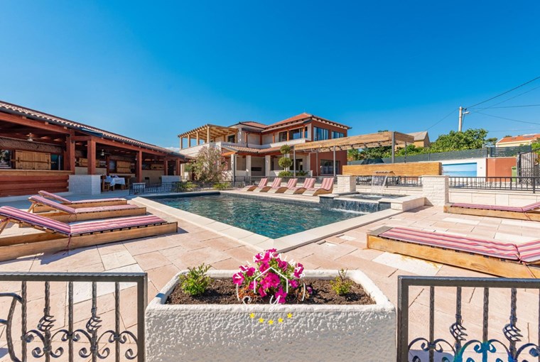 Beutiful family Villa My Way with private pool and sun loungers, Vir island