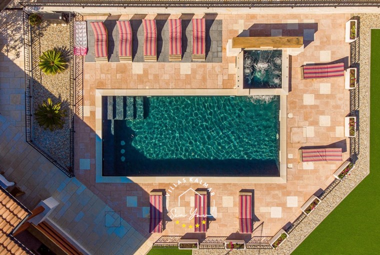 Private pool with sun loungers in Villa My Way on the island Vir