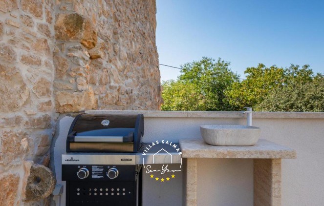 BBQ with stone sink in stone villa in Central Istria