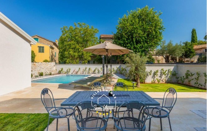 Outdoor dining table with chairs overlooking the garden and private pool - Villa Andrea, Central Istria