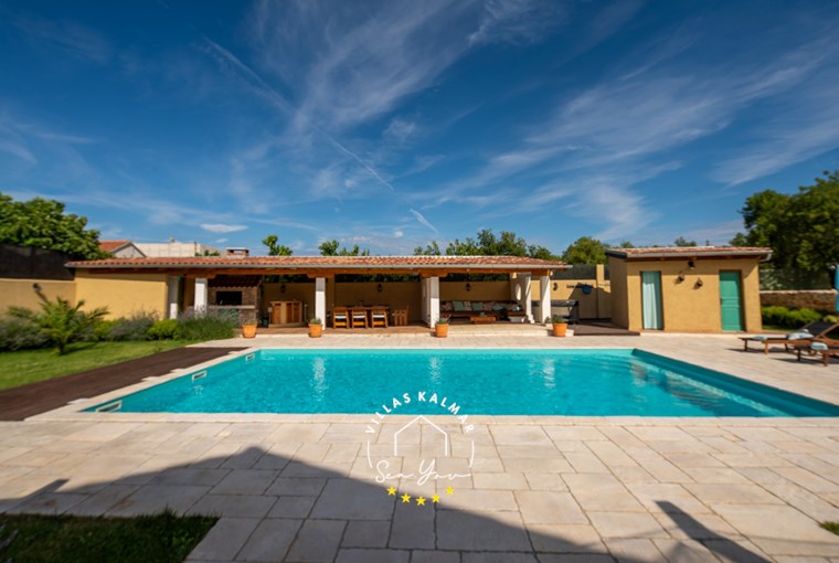 Private pool with covered outdoor area in restored villa in a small village near Zadar, Croatia