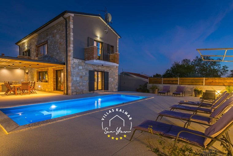 Beautiful villa with private pool, sun loungers and outdoor dining area in Kanfanar near Rovinj