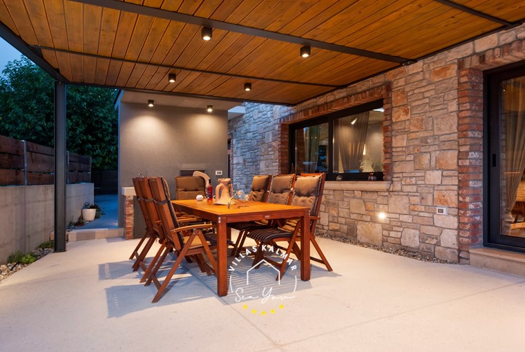 Covered outdoor dining area in beautiful Villa Baraka in Kanfanar near Rovinj