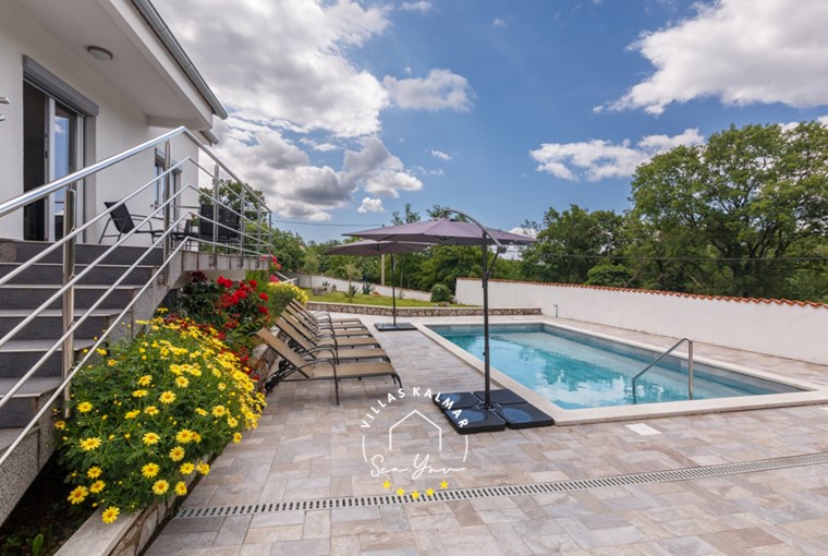 Outdoor area with flowers, private pool, sun loungers and parasols - Villa Modern House Ana with private pool