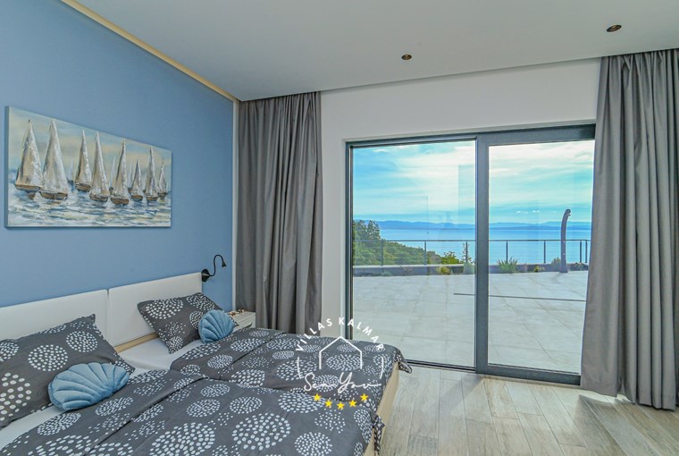 Comfortable double bedroom with outdoor access and beutiful sea view over the Kvarner Bay in Villa Ziganto, close to Opatija