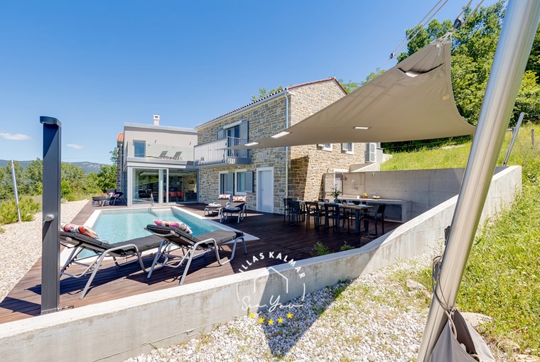 Sunčana vila okružena prirodom