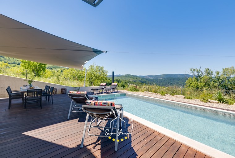 Prekrasni pogled na brda uz bazen vile