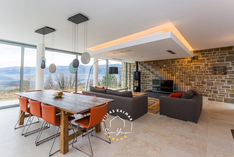 Moderna prostrana blagovaonica u vili