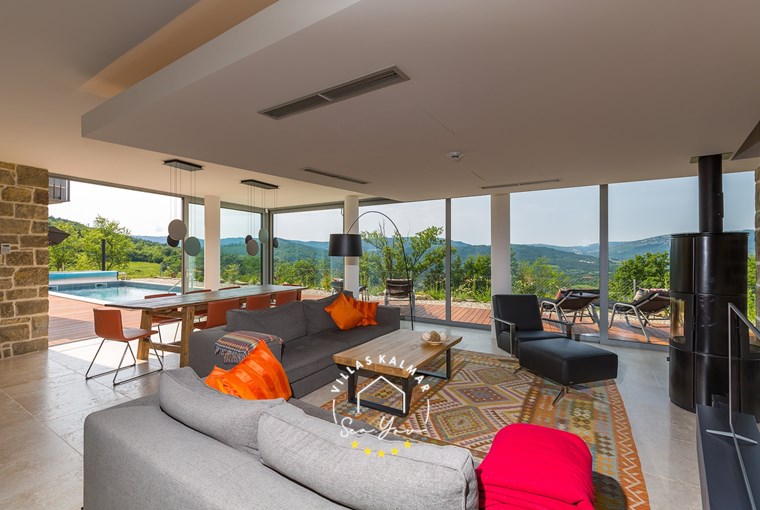 Villa mit modernem Wohnzimmer mit Panoramablick