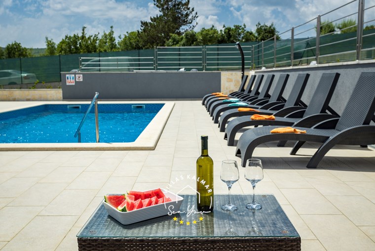 Ležaljke za sunčanje uz privatni bazen vile