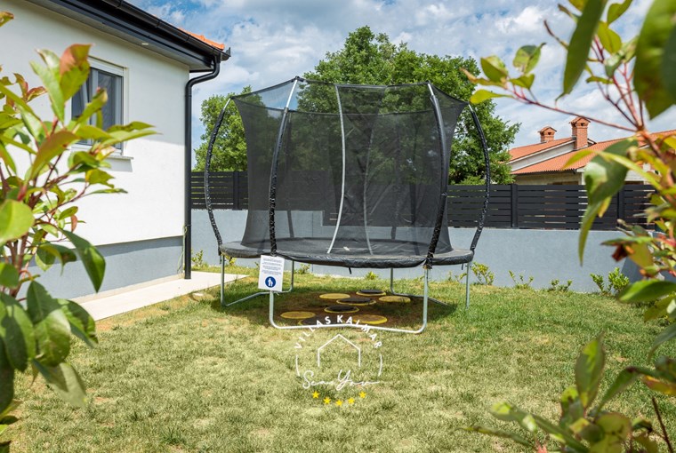 Trampolin za djecu u vrtu vile