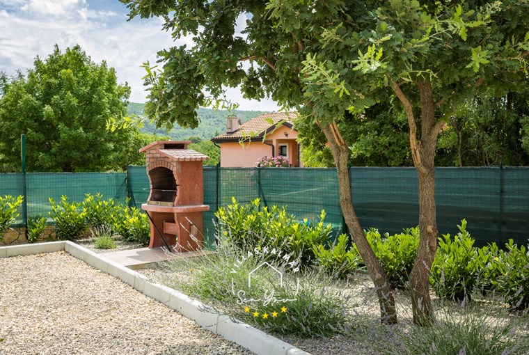 Roštilj u vrtu moderne vile