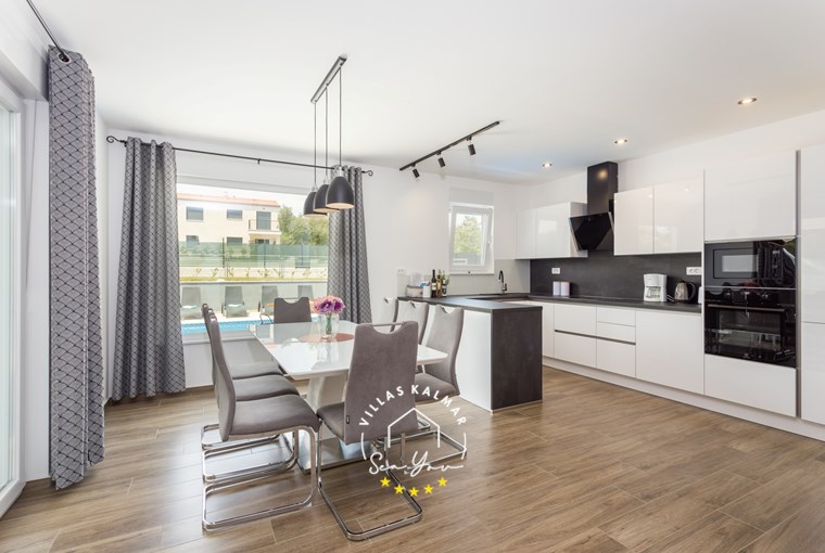 Moderna kuhinja i blagovaonica vile
