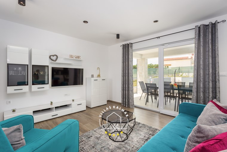 Moderna dnevna soba i TV uvili