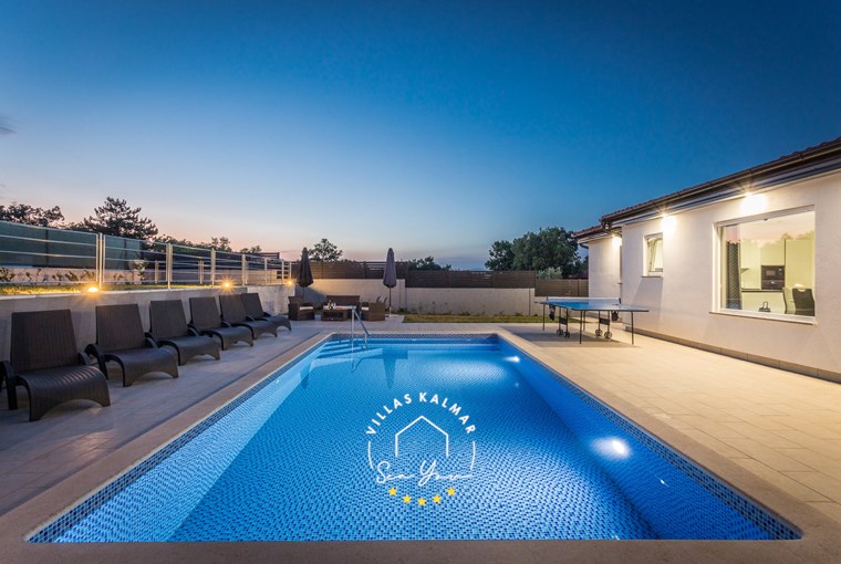 Plavi bazen vile po noći