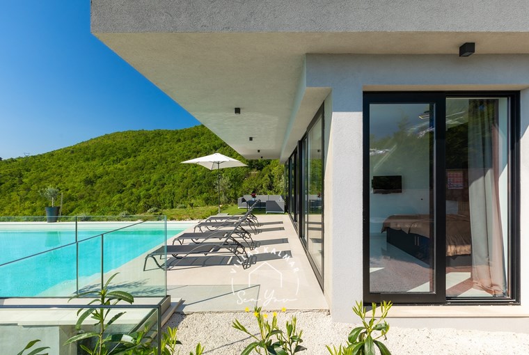 Private pool and sun loungers of Villa in Labin