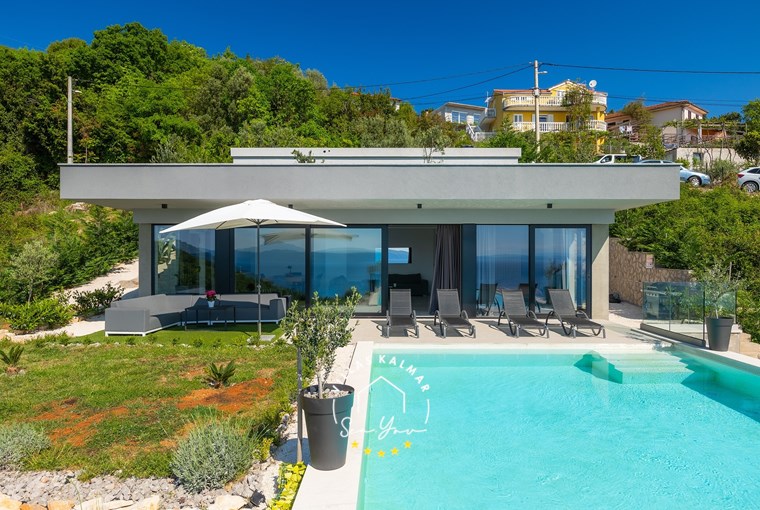 Villa Sea Level with private pool and sun loungers near Opatija