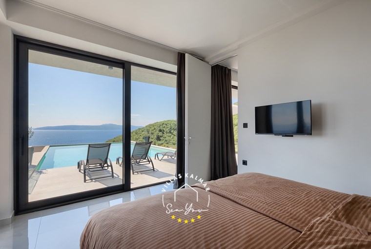 Comfortable bedroom with TV and panoramic view in Villa Sea Level