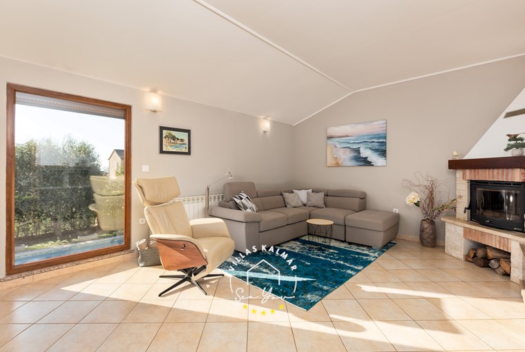 Livingroom with couch, fireplace,TV and pool view in Villa Rogovici