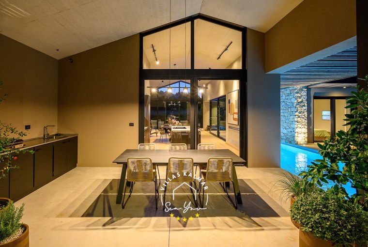 Outdoor dining area next to private pool of Villa CasaNova next to private pool in Istria