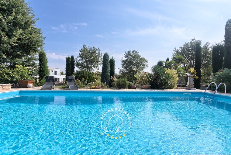 Privatni bazen i pažljivo uređeni vrt vile