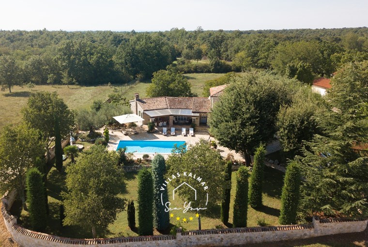 Veliki pažljivo uređeni vrt i privatni bazen vile blizu Poreča