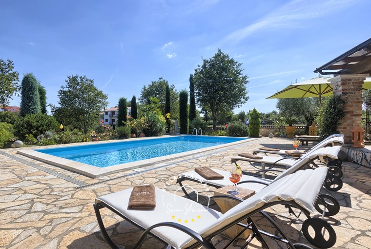 Privatni bazen okružen drvećem i ležaljkama, Vila Karim