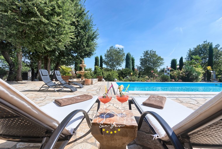 Ležaljke pokraj privatnog bazena vile blizu Poreča