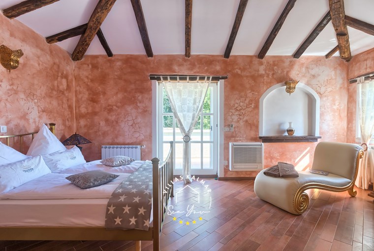 Lijepo uređena udobna spavaća soba u vili blizu Poreča