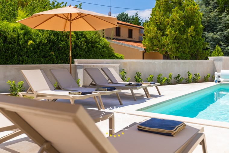Sonnenliegen und privater Pool der Villa Oliva Tar in Istrien