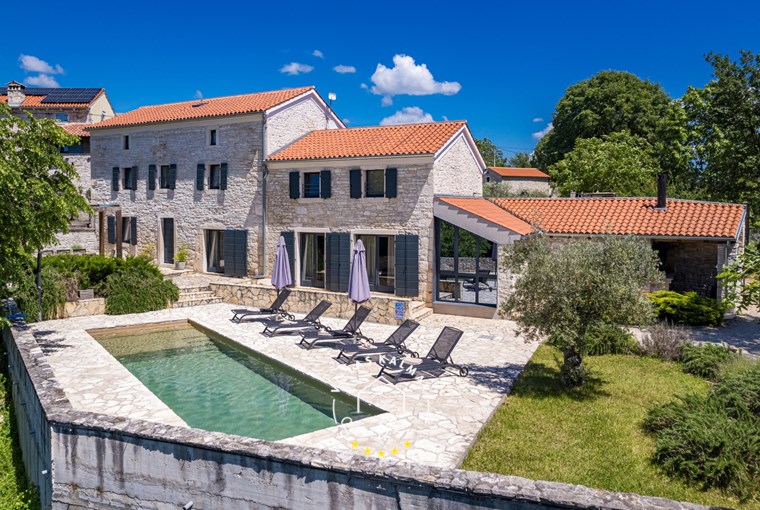 Schöne Villa mit privatem Pool und Sonnenliegen in der Nähe von Pula