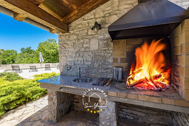 Steingrill der Villa in Istrien